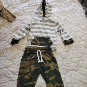 Camo outfit size 100